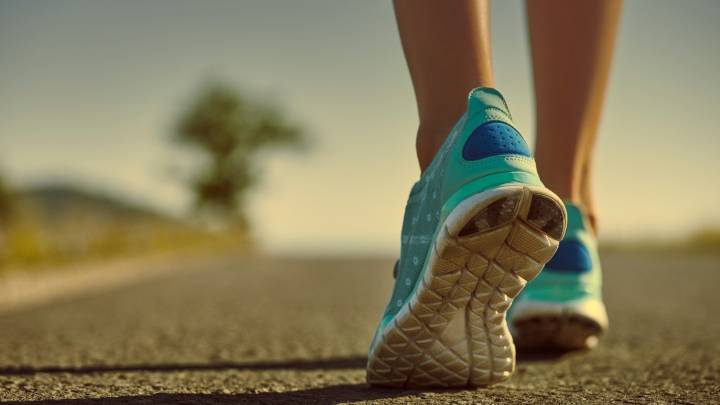 Ni Adidas ni Nike: el milagro para andar muchos kilómetros sin cansarte está en Skechers y lo recomiendan los podólogos