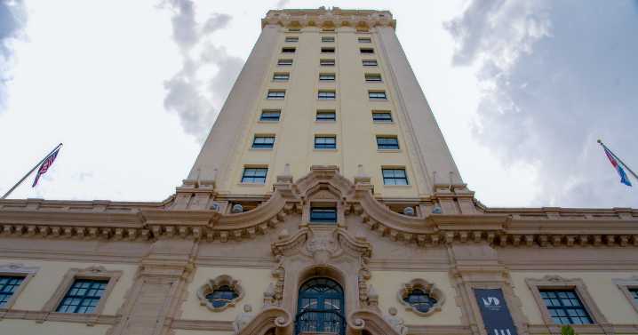 En su centenario, la Torre de la Libertad ilumina la memoria de Miami