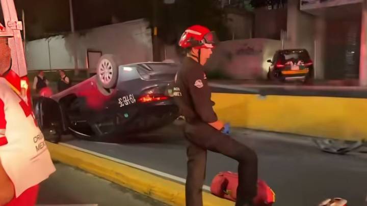 Conductor se queda dormido y vuelca en Constitución; se registra tráfico en la zona