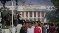 Nepal: matan a esposa de un político, atacan a ministros e incendian el Parlamento
