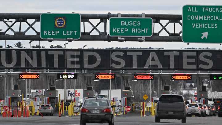 U.S. sees eighth straight drop in car trips by Canadians in August