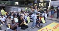 Arrestan a políticos y manifestantes tras protesta contra centro de detención de migrantes en Nueva York