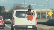 En video: prisionero cuelga de ventanilla en autopista de EEUU