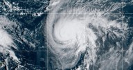 Clima tropical en el Atlántico está azotando el Caribe y podría impactar el sureste de EEUU