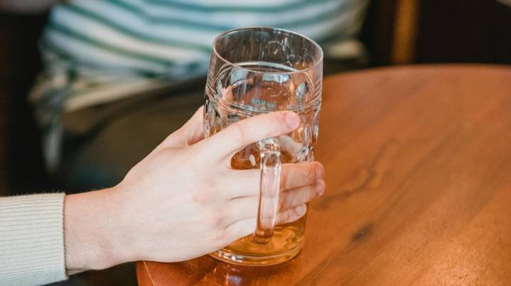 Faltó al trabajo siete meses por una licencia, la descubrieron tomando cerveza en un bar y la despidieron