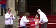 Mujer se desmaya frente a Dina Boluarte al recibir su título de propiedad en Palacio de Gobierno