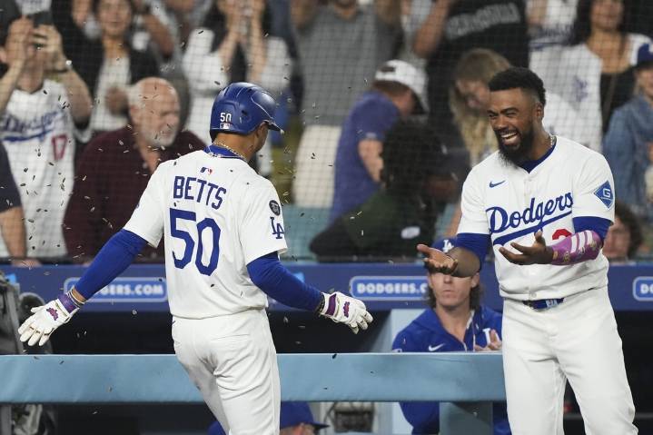Deadspin | Teoscar Hernandez belts 2 homers as Dodgers top Rockies