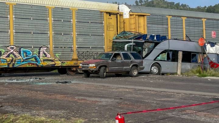 Imprudencia, gritos de terror y 2 videos, las claves del fatal accidente del tren que chocó contra un autobús en Atlacomulco