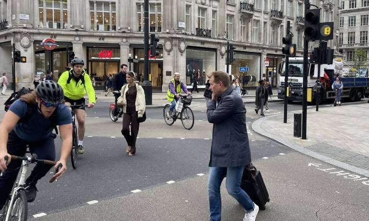 Cyclists who jump red lights in City of London could face higher fines