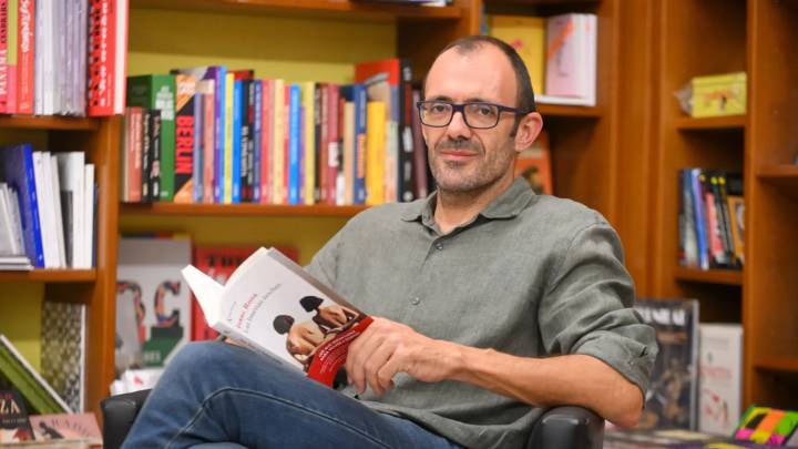 Isaac Rosa sospecha que el mal dormir de España está ligado a la precariedad laboral
