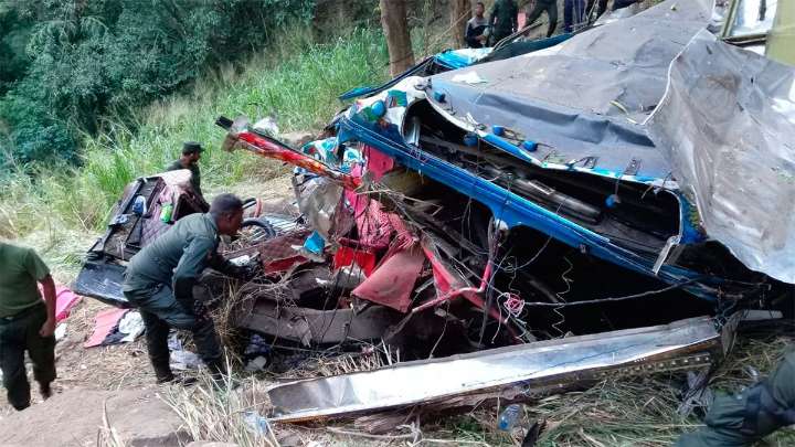 Tragedia en Sri Lanka: 15 muertos al caer un colectivo por un barranco de 300 metros