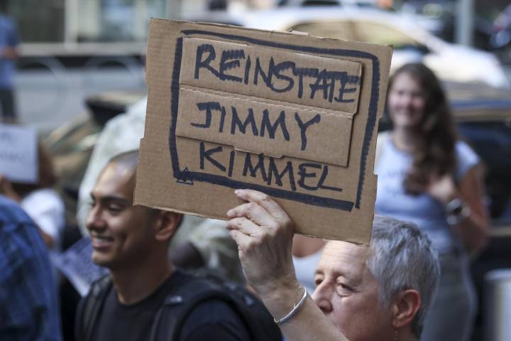 Protestan por la libertad de expresión en Hollywood tras retiro del show de Jimmy Kimmel