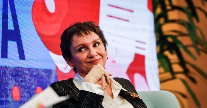 De Londres a París: Carolina Tohá dará charlas en Europa y toma distancia de presiones para sumarse al comando de Jara