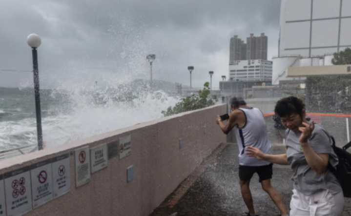 Hurácan en China: alerta máxima en Hong Kong