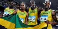 Atletas, medalla y bandera: cómo nació la celebración icónica de las grandes competencias