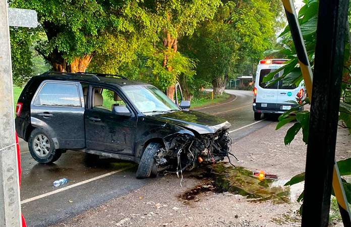 Camioneta se acaba al estrellarse contra puente