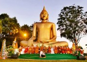 Feria de platos solidaria junto al Buda de la colonia laosiana