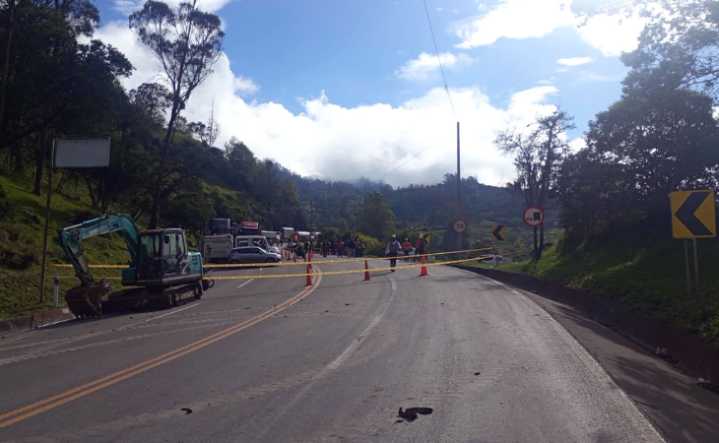 Suspenden trabajos en la vía al Llano por riesgo en talud del km 18 en Chipaque