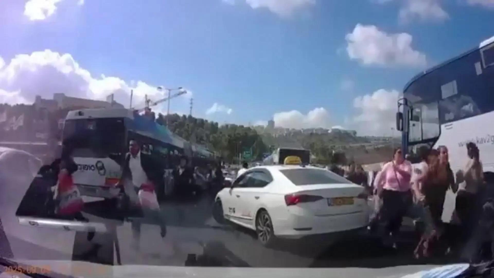Así fue el ataque terrorista en la parada de autobús en Jerusalén que ha dejado al menos seis muertos