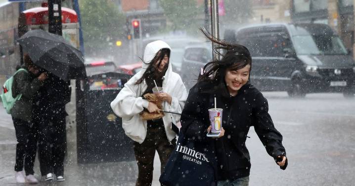 Exact date 80mph winds set to batter UK as Met Office issues major warning