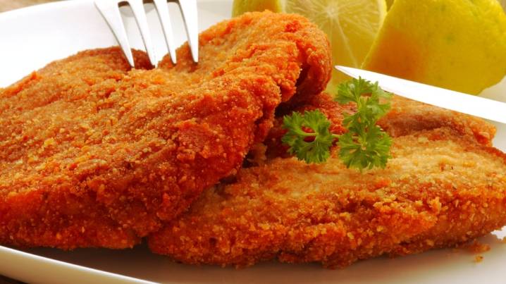 Adiós a la freidora: el truco para hacer las milanesas al horno más crocantes, como si fueran fritas