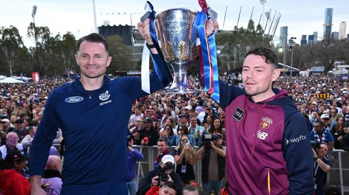 Diehard Geelong and Brisbane fans brave the elements for traditional AFL grand final parade
