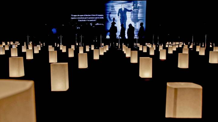 Últimas horas para despedir a Giorgio Armani: miles de personas, faroles y rosas blancas