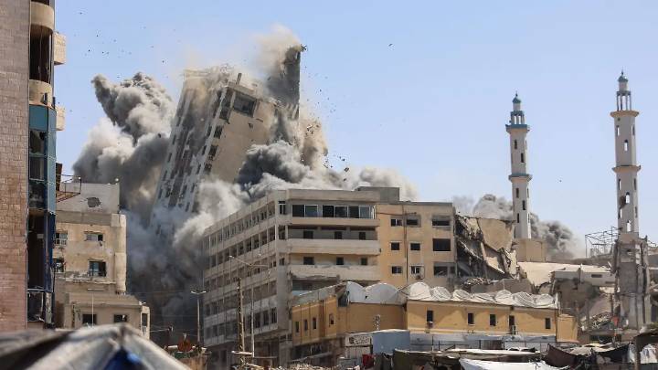 Israel hace añicos el edificio más alto de Gaza: una torre de 18 plantas y 60 apartamentos