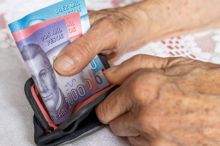 Suben las pensiones en Chile: ¿Quiénes son los primeros en recibir los $250.000 de la nueva PGU?