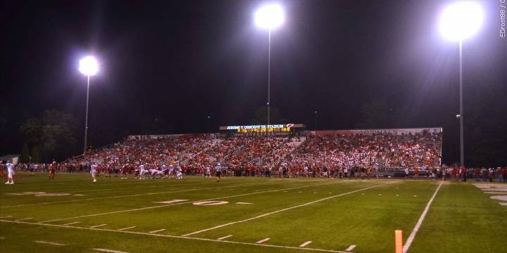 High school football coach resigns, hoping to force the cancellation of the season