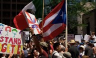 Manifestantes intentan bloquear el paso de vehículos en un edificio de migración en Chicago