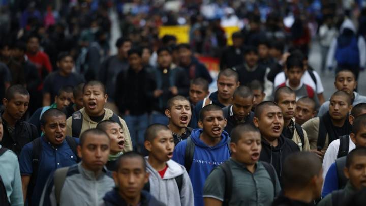 Miles de personas claman justicia por los 43 de Ayotzinapa