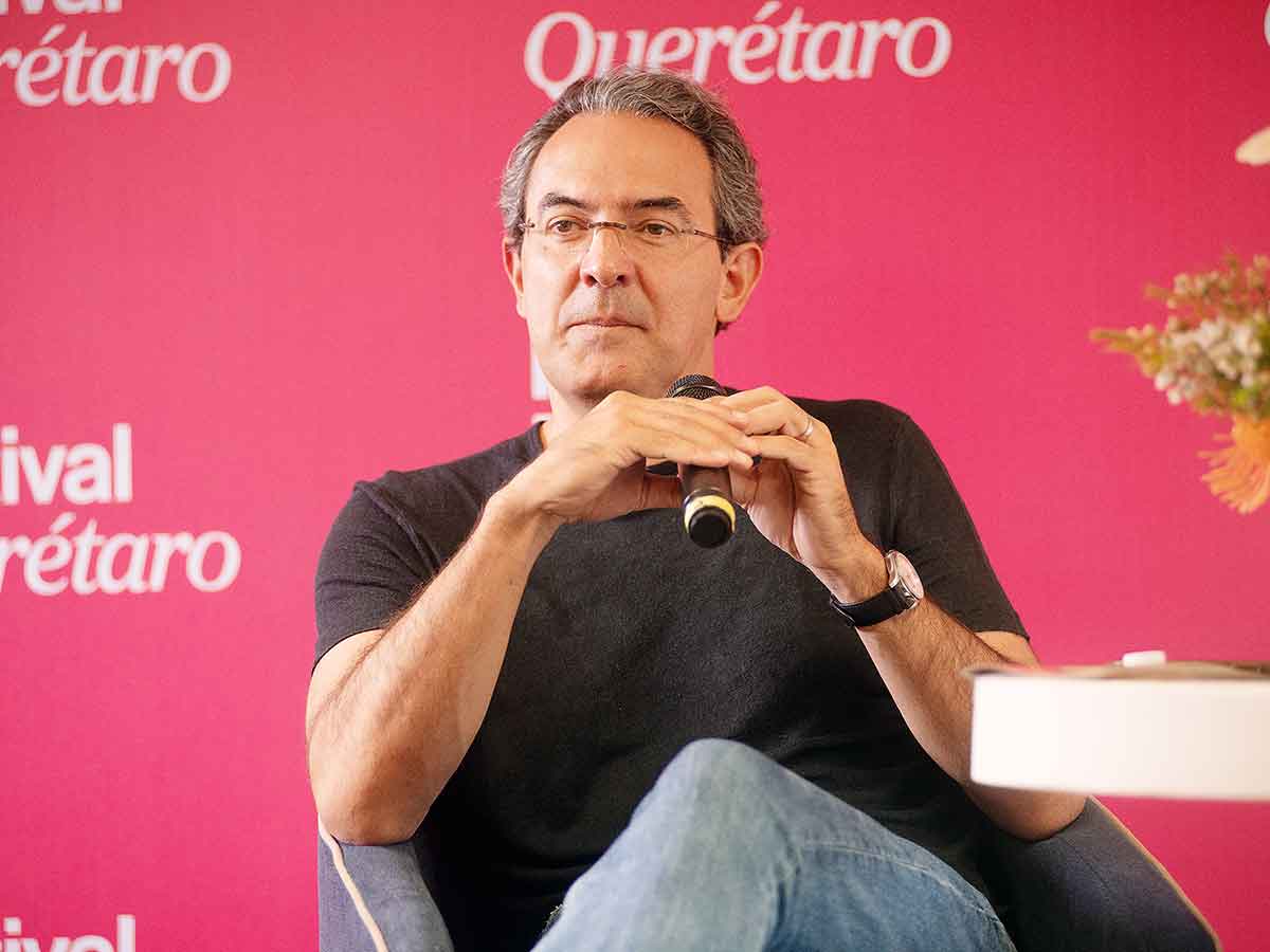 Juan Gabriel Vásquez escribe sobre La artista que murió de tristeza constante