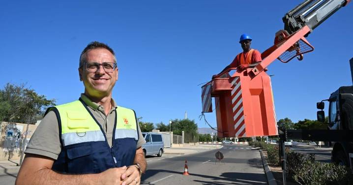 Nueva luz para el Paseo de El Toyo en cuestión de días