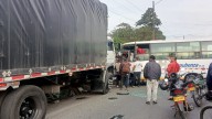Conductor de una buseta quedó atrapado tras chocar contra un camión en Popayán; así fue el rescate