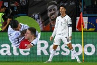Cristiano Ronaldo conmueve al mundo: consuela a un niño que llora al conocerlo y le deja un emotivo mensaje