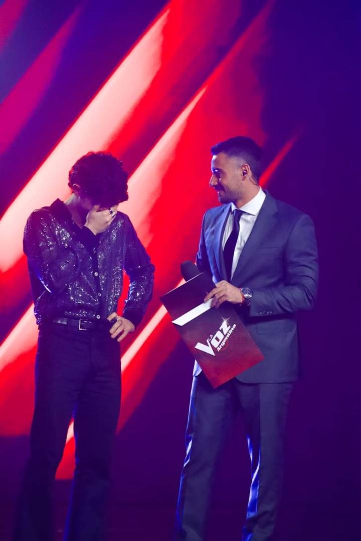 Luck Ra emocionó al público con un gesto solidario hacia un participante de La Voz Argentina