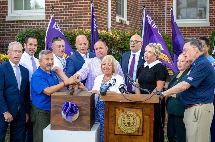 ‘Islip Goes Purple’: El Ayuntamiento destaca la recuperación y la salud mental