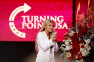 Erika Kirk sorprendió en Arizona tras perdonar al asesino de su esposo en multitudinario homenaje