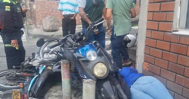 Reportan choque de motos en un barrio de Manizales, hay una mujer lesionada; ocurrió este martes
