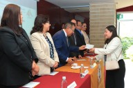 Entrega UATx 3 mil 67 becas a igual número de estudiantes