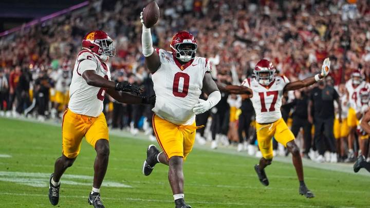 USC overcomes 3-hour delay and slow start to hold off Purdue for 33