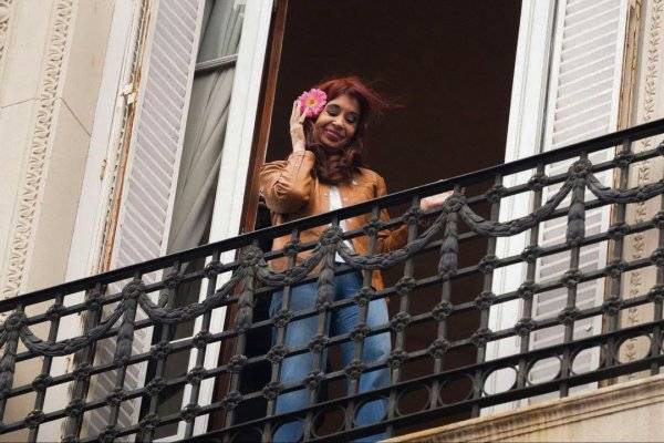 Cristina cumplió 100 días en su prisión domiciliaria y la militancia fue a brindarle su apoyo