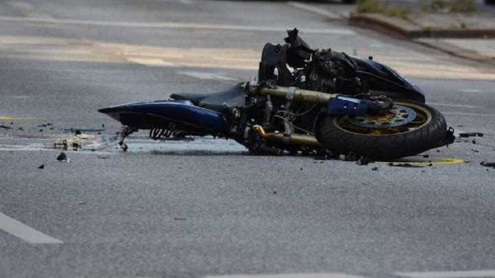 Se bajó un a ayudar en un accidente y lo atropellaron