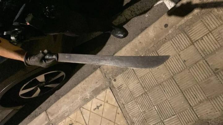 Detenido un joven por estrangular y amenazar con un machete a su madre en Santa Cruz de Tenerife