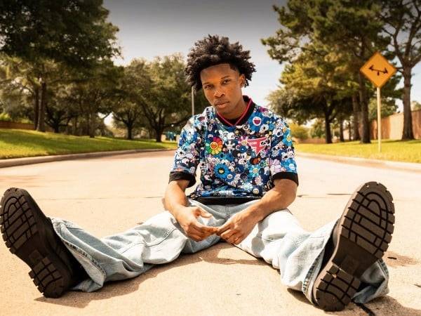 Hallan cadáver dentro de un Tesla abandonado a nombre del cantante D4vd