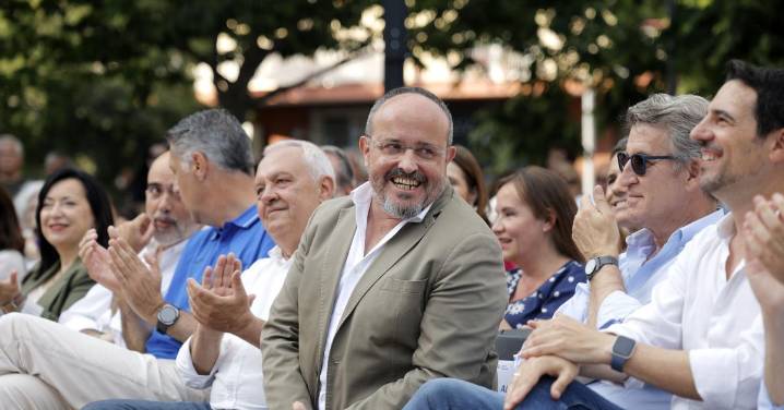 El PP catalán reabre viejas guerras y debilita a Alejandro Fernández