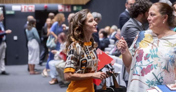 La reaparición de Telma Ortiz con el ministro Albares: en qué trabaja la hermana de la Reina