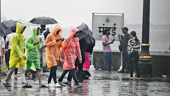 Extremely heavy rain forecast for Mumbai, coastal districts: IMD