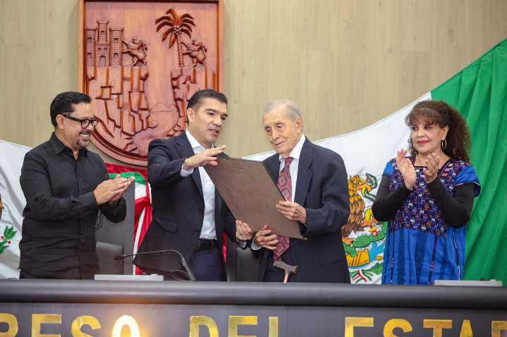 CONGRESO entrega reconocimiento al doctor Valdemar Rojas López